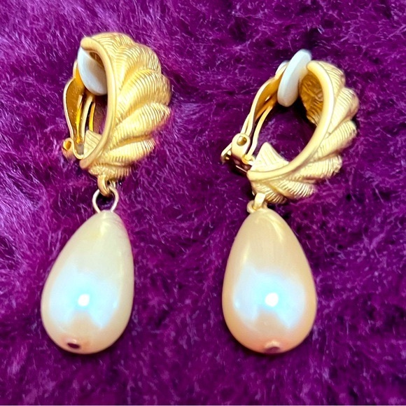 Vintage 80's Runway Authentic, Signed, Givenchy Gold and Pearl Drop Earings - Picture 7 of 7